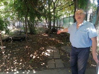 Laurenţiu Sârbu arată gardul demolat