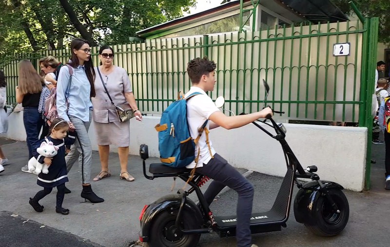 VIDEO/ Prima zi de fițe la Liceul „Jean Monnet”, cu motocicleta și jeep-ul. ”Poate că suntem un liceu mai cu bani, dar suntem egali între noi!”
