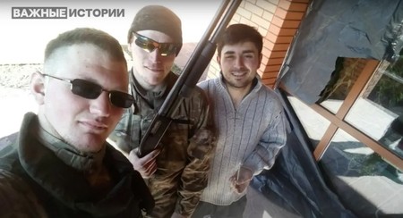 Daniil Frolkin, Dmitry Danilov și Ruslan Glotov, într-una din fotografiile care mai târziu a fost folosită să-i identifice. Foto: Novaya Gazeta