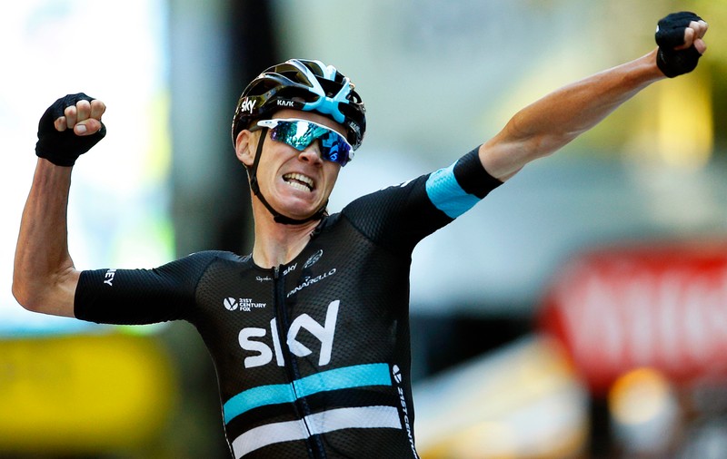 Ciclism. Incident incredibil: Chris Froome, surprins în timp ce îi aplică un pumn unui suporter / VIDEO