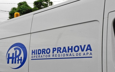 O mașină albă pe care scrie HIDRO Prahova SA