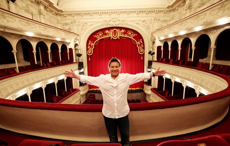 EXCLUSIV/Pavel Bartoș dă de băut la teatru. Împlinește 43 de ani și are spectacol de ziua lui!