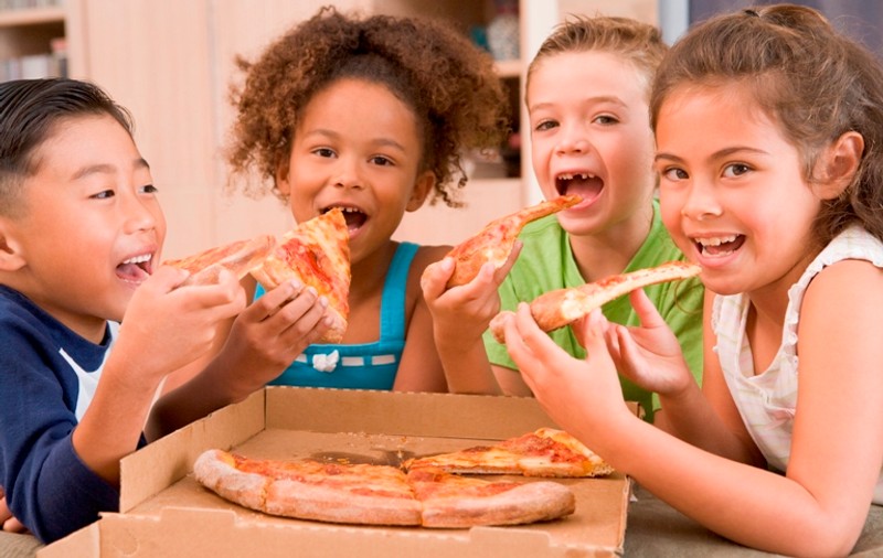 SUNTEM MINŢIŢI LA PORŢII. Iată cât trebuie să fie o porţie de pizza sau chipsuri pentru a nu ne îngrăşa