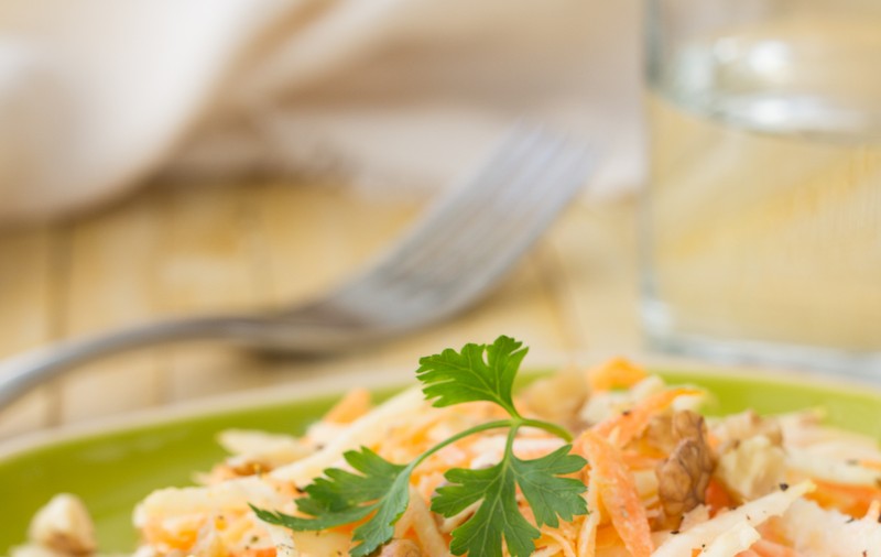 Libertatea te ajută să găteşti ieftin şi bun. Salată de crudităţi cu maioneză de post la doar 9 lei