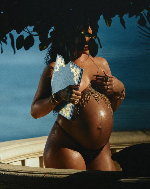 Rihanna a născut în secret cel de-al doilea copil. Artista are tot un băiețel