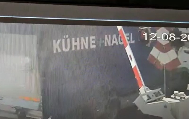 Trei trenuri întârziate, după ce un șofer de TIR a rupt bariera unei treceri peste calea ferată, la Petricani. Momentul a fost filmat