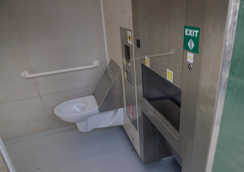 Toaleta cea nouă este concepută pentru a fi folosită şi de persoanele cu dizabilităţi