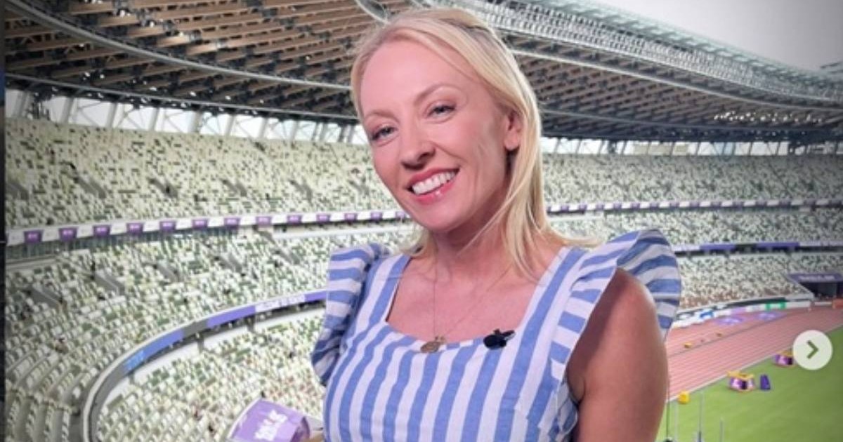 Jurnalista BBC Natalie Pirks , pe un nstadion, cu o bluza cu dungi albe -albastre