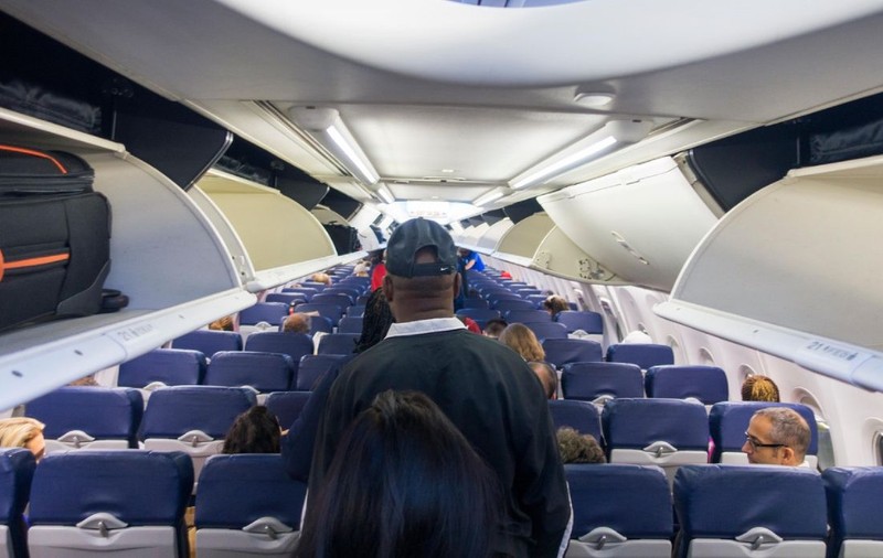 A atacat stewardesa cu o lingură ruptă și a vrut să deschidă ușa avionului în timpul zborului. Acum, vrea acasă, la mama