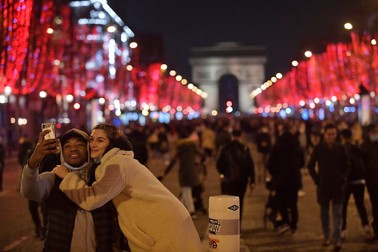 Oameni pe Champs-Elysees, Paris, de Revelion | Foto: Profimedia