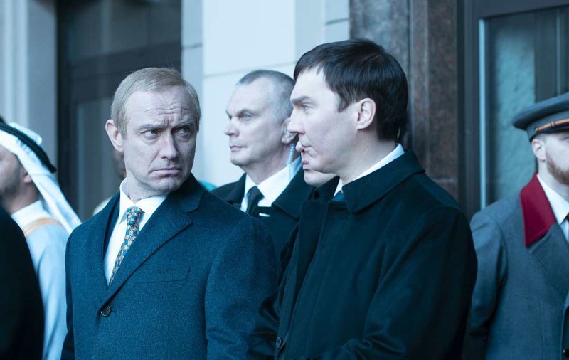 Primele imagini din „Vrăjitorul de la Kremlin” în care Jude Law îl interpretează pe Vladimir Putin. Filmul ar putea rula și în Rusia | VIDEO