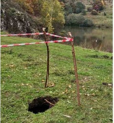 Fisura are forma unui con și un diametru de circa 1 m la nivelul coronamentului. foto: Ziarul Unirea