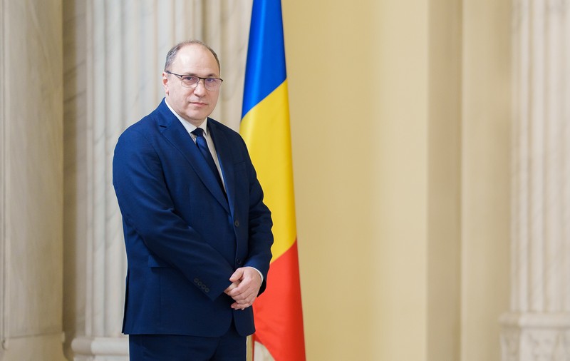 Vizită surpriză a ministrului Educației, Mihai Dimian, într-o școală din sectorul 6. Sindicaliștii laudă gestul: „A venit cu flori și a ascultat cu răbdare nemulțumirile oamenilor”