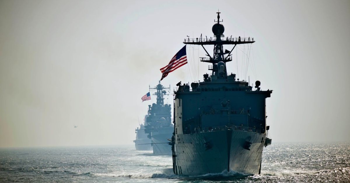 Nava amfibie de debarcare USS Rushmore (LSD 47) conduce nava de asalt amfibie USS Peleliu (LHA 5) în tranzitul acesteia prin Strâmtoarea Ormuz, 1 aprilie 2026