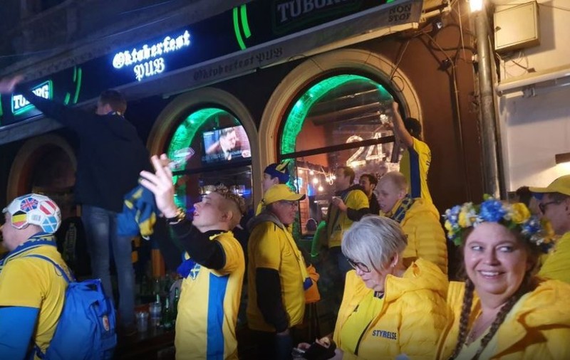 Atmosferă incredibilă în Centrul Vechi! Cum s-au distrat fanii suedezi și români înainte de meci