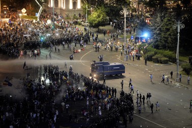 Protestatarii sunt îndepărtați de sediul guvernului cu tunul cu apă sub presiune, în timpul mitingului din 10 august | Foto: Hepta / Mediafax Foto