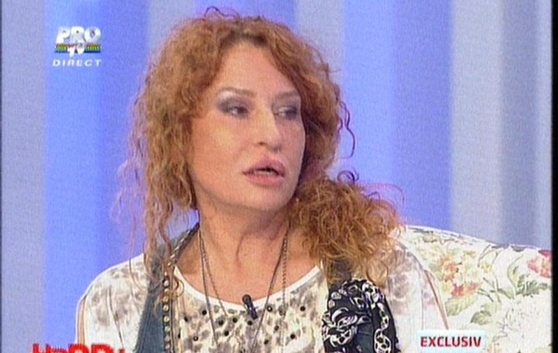 Vecinii Oanei Zăvoranu o acuză că le-a spart geamul: "Idioata l-a spart"