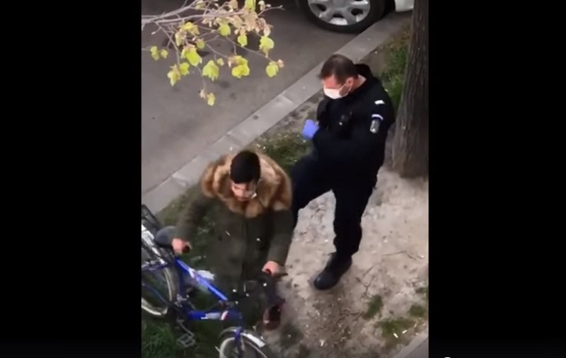 Incident şocant în Brăila. Un jandarm lovește un tânăr care ieșise la plimbare cu bicicleta