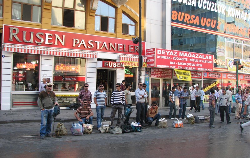 La Ankara, pot fi închiriaţi muncitori turci cu ora, chiar de la marginea drumului