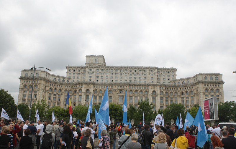 Protestele spontane, ilegale sau nu? Libertatea i-a întrebat pe aleși dacă ar trebui sancționați protestatarii din Piața Victoriei
