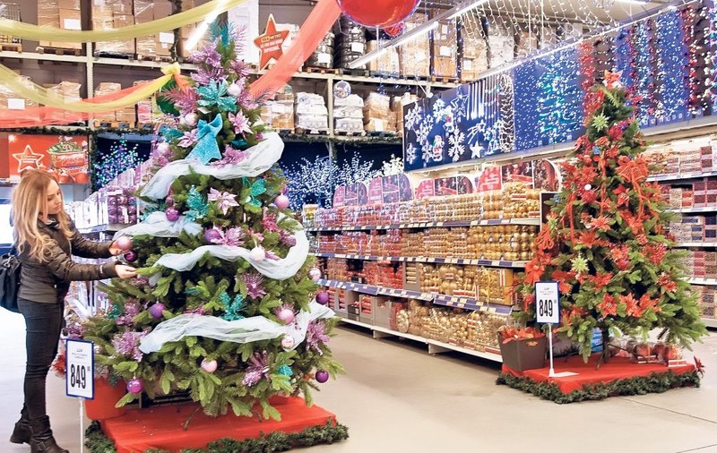 Pe rafturile magazinelor a venit deja... Crăciunul
