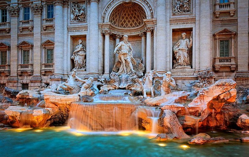 Un român și-a gravat numele pe monumentul Fontana di Trevi. A fost arestat pentru distrugerea patrimoniului