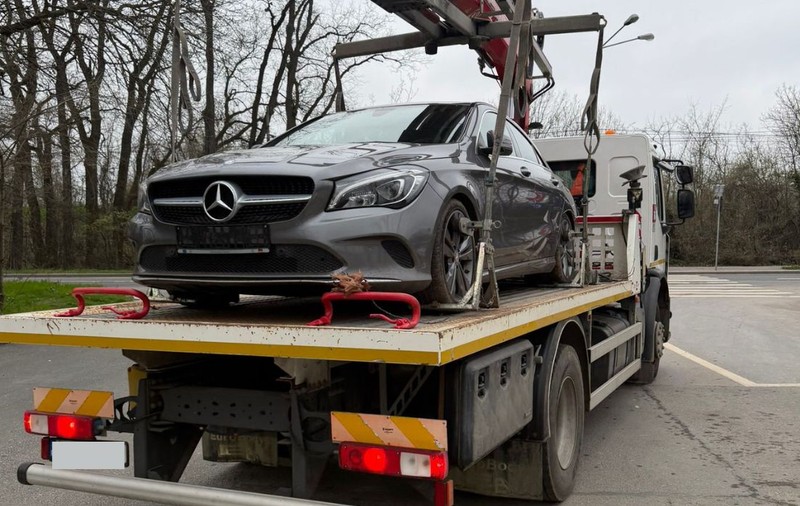 Șofer din București, lăsat fără Mercedes, după ce a scos numerele, ca să nu fie amendat că a parcat pe spațiul verde