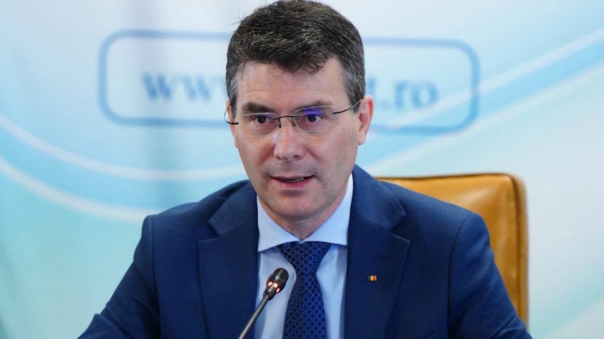 Horatiu Moldovan, seful CNAS, in costul bleumarin, camasă bleu si cravata, vorbeste la microfon