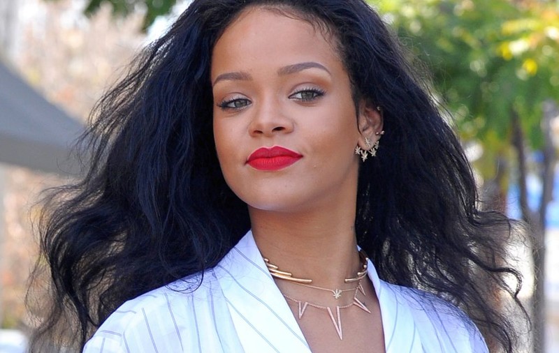 Rihanna îşi arată piercingul din sfârc pe coperta unei reviste franţuzeşti! FOTOGRAFII INCENDIARE  