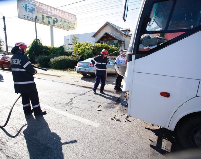 Accident grav pe DN 2 E 85, la Mărăcineni, în județul Buzău. Un VW Passat a lovit frontal un microbuz intrând sub el din cauza impactului violent/GALERIE FOTO