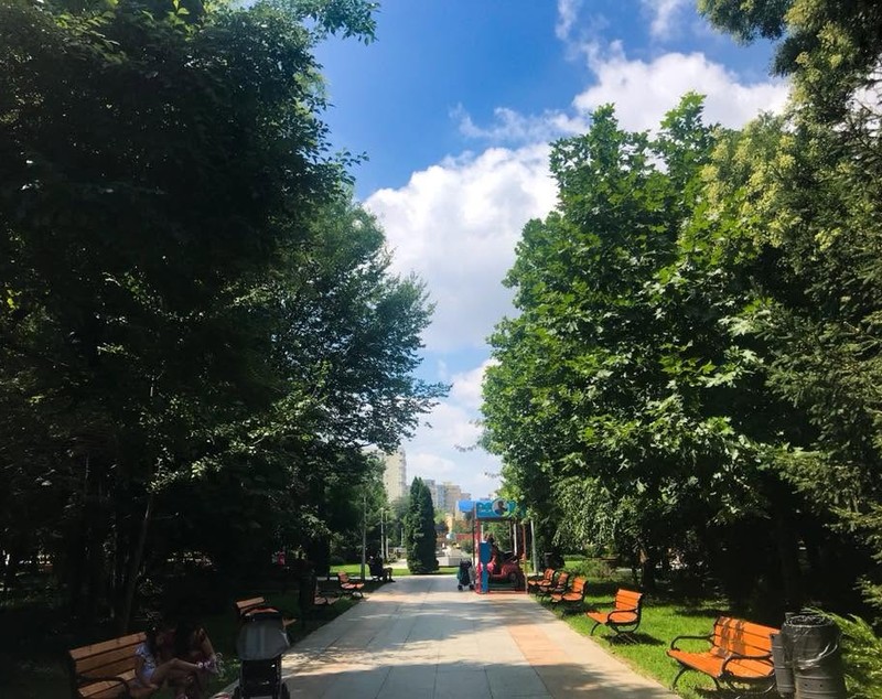 Apocalipsa din Parcul Tei: complexul de distracții abandonat, bănci vandalizate, munți de gunoaie, pontoane devastate. Pericol iminent de tragedii!