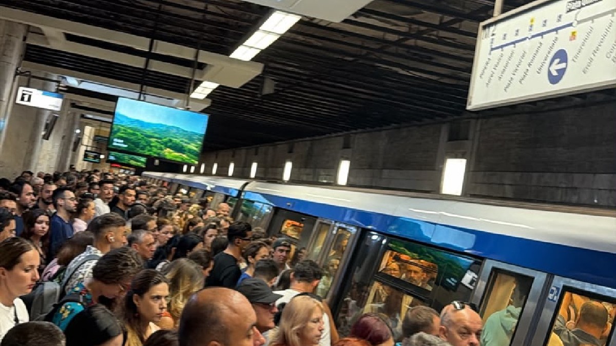 O mulțime de oameni așteaptă pe peronul de metrou pe 8 septembrie 2026, pe magistrala 2
