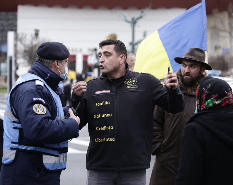 VIDEO. Incident între George Simion și un jandarm. Apoi liderul AUR aleargă după un alt bărbat. Protestarii merg spre Cotroceni