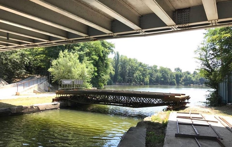 Primăria Capitalei promite că, în curând, bucureștenii vor putea traversa în siguranță lacul Herăstrău. A început deja construcția pasarelei din vecinătatea podului CFR