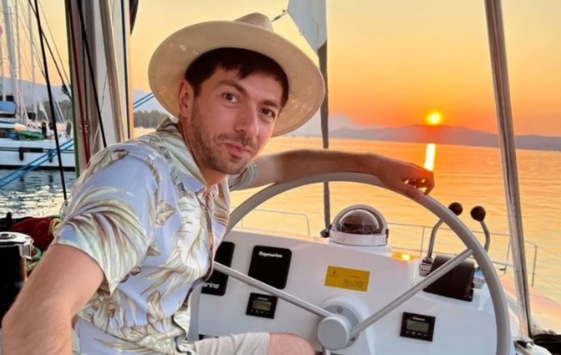 Mircea Bravo filmează „Moartea în vacanță”, al treilea lungmetraj din carieră, în Grecia. Cine interpretează personajele principale