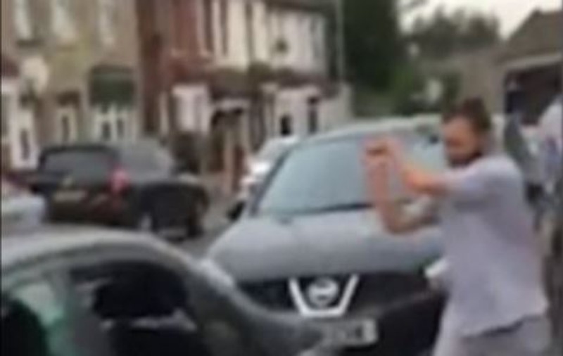 VIDEO | Londra: Momentul șocant în care mai mulți români distrug o mașină