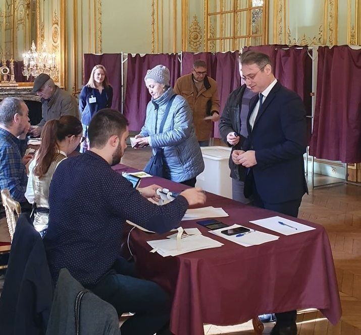 Ambasadorul Luca Niculescu, în secția de vot