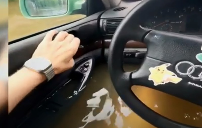 Momentul în care un șofer rămâne blocat în inundațiile din Bavaria. Apa ajungea până la volan | VIDEO