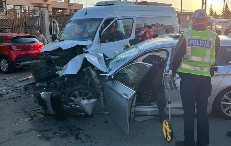 Accident între un microbuz și o mașină, în județul Constanța. A fost activat planul roșu de intervenție