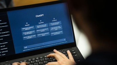 persoana care tasteaza pe chatgpt