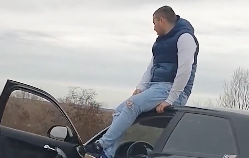 VIDEO | Șofer urcat pe capotă în mers, în Suceava. Poliția nu are cadrul legal să-l pedepsească