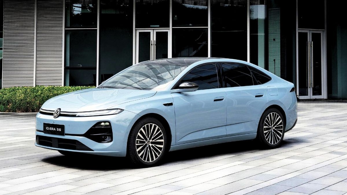 Masina berlina marca Volkswagen in fata unei cladiri