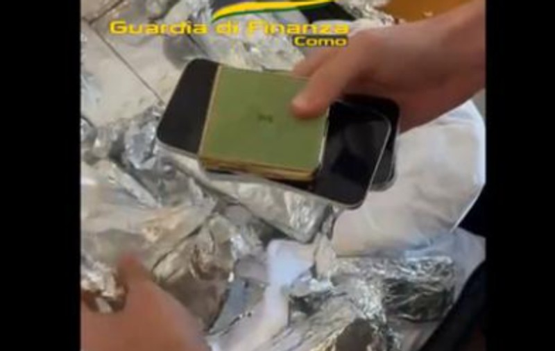 Poliția italiană a reținut un român care avea 121 de telefoane furate în timpul Street Parade de la Zürich | VIDEO