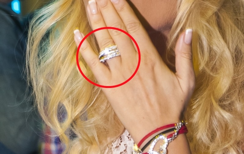 O NOUĂ NUNTĂ ÎN SHOWBIZ? Uite ce frumuseţe de la noi a primit un inel | FOTO ÎN ARTICOL