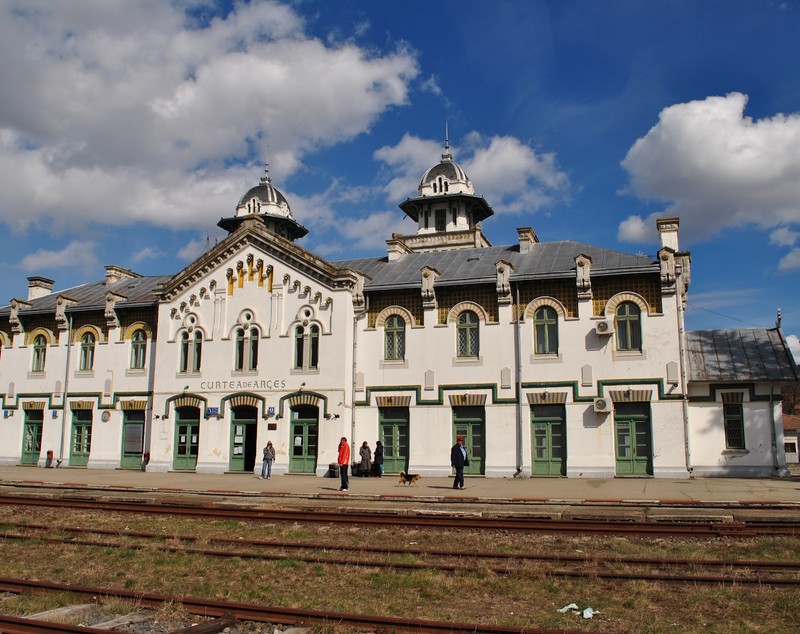 REPORTAJ: Peste 10.000 de oameni, așteptați la Curtea de Argeș să-și plângă suveranul, venit acasă pentru eternitate