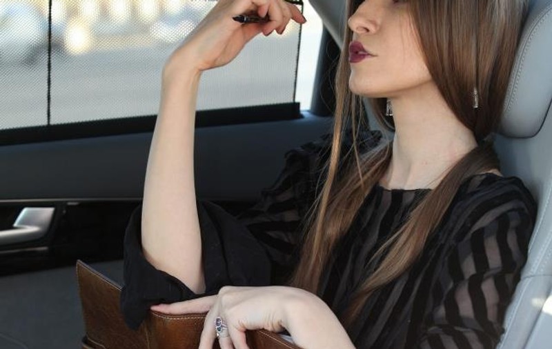 Iulia Albu, URMĂRITĂ DE GHINIOANE în zilele de marţi! Vezi prin ce SITUAŢII DELICATE a trecut!