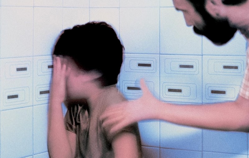 EXCLUSIV / La 14 ani, o elevă a rămas gravidă cu tatăl ei vitreg. Copila și sora ei mai mare au fost violate timp de doi ani de părintele adoptiv