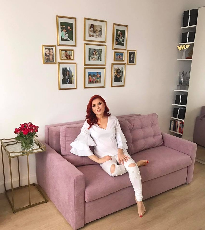Elena Gheorghe s-a pozat pe canapeaua cea nouă, iar fanii au observat imediat. “O să ai o fetiță”