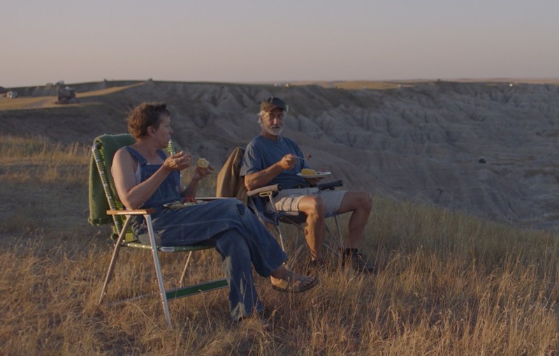 Frances McDormand și David Strathairn, în Nomadland