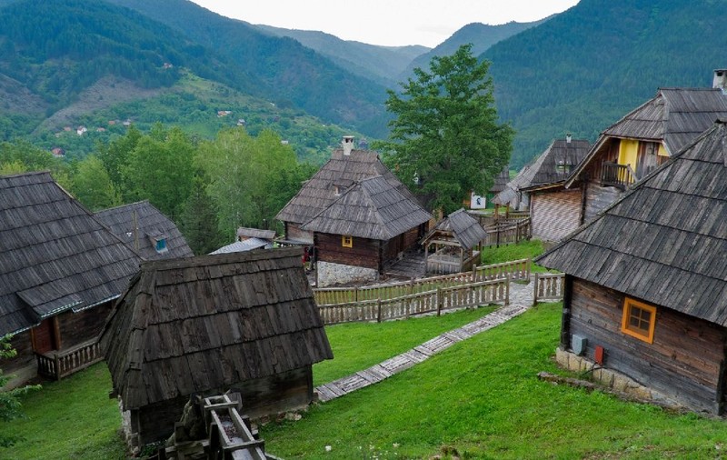Țara vecină cu România care oferă 13.000 de euro celor care vor să cumpere o casă cu teren la sat. Banii sunt nerambursabili